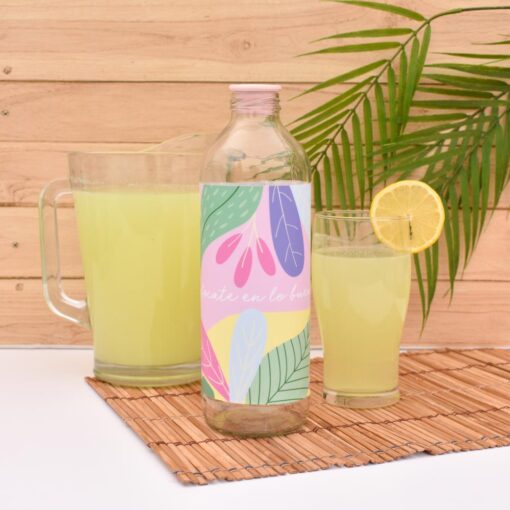Botella de vidrio enfocate