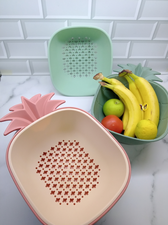 Colador con forma de ananá rosa