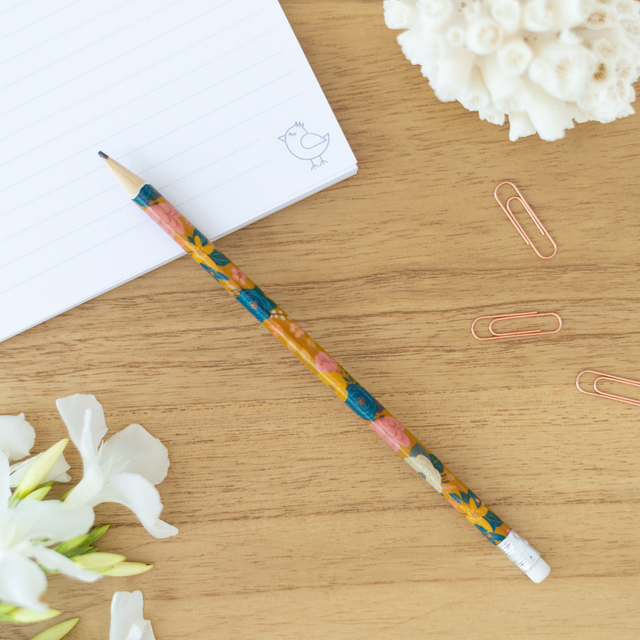 Lapiz floreado mostaza