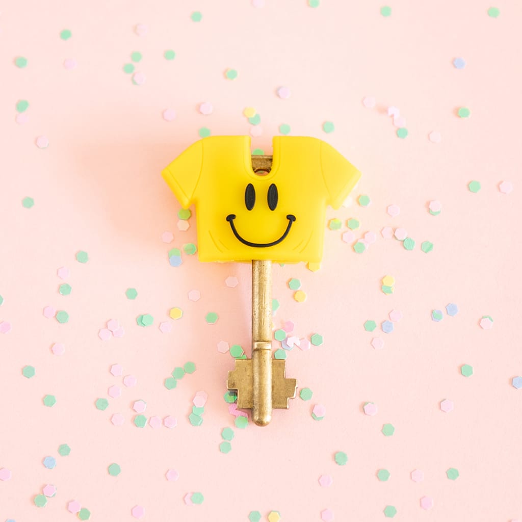Identificador de llave camiseta amarillo sonrisa - Image 2