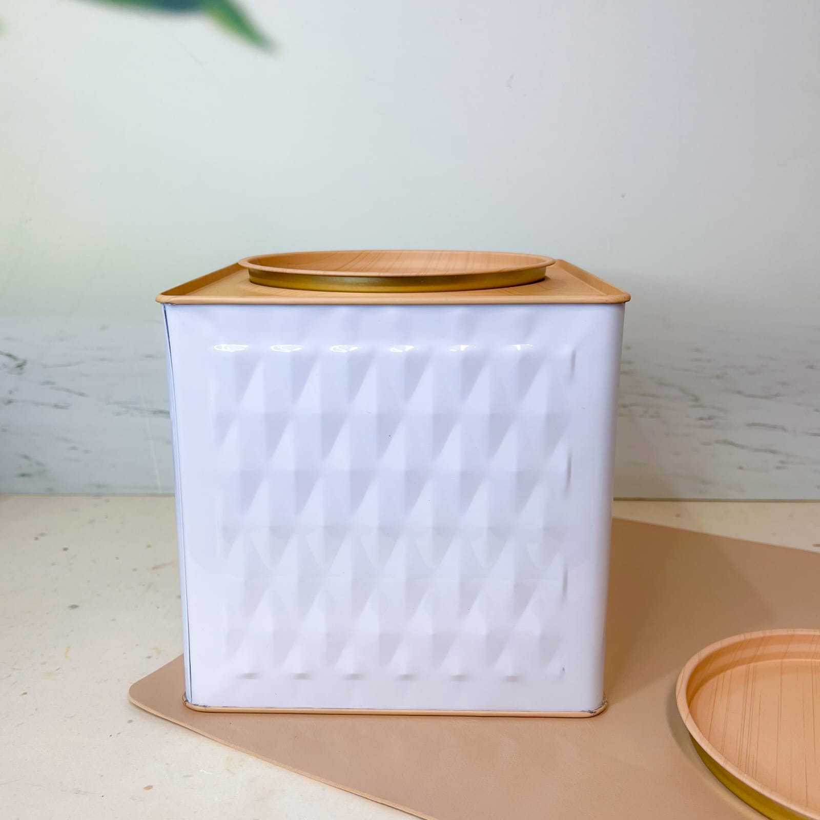 Lata cuadrada blanca