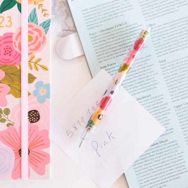 Lapicera con imán floreada rosa