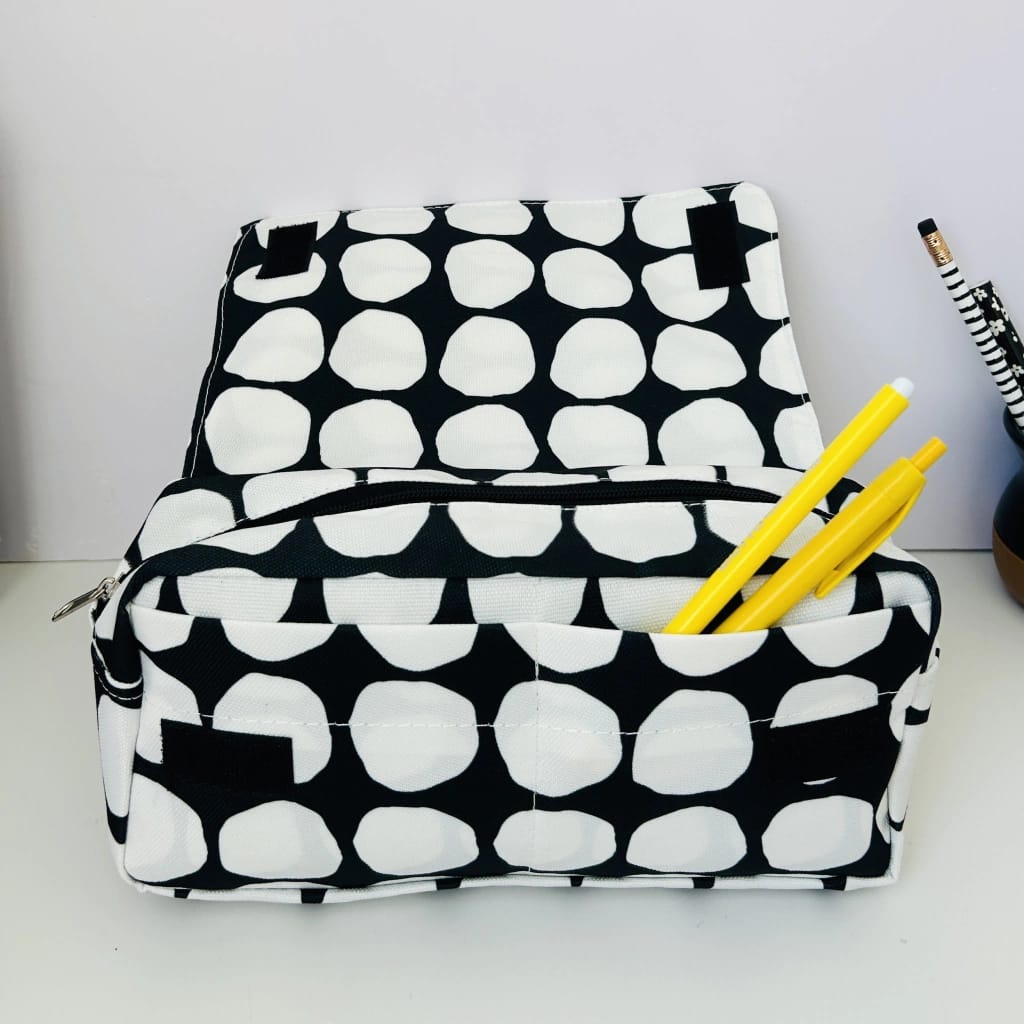 Cartuchera con abrojo y cierre Lunares - Image 2