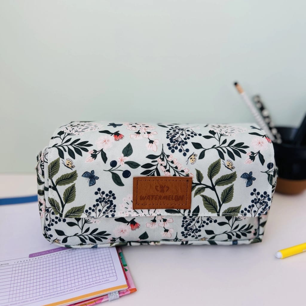 Cartuchera con abrojo y cierre Versalles