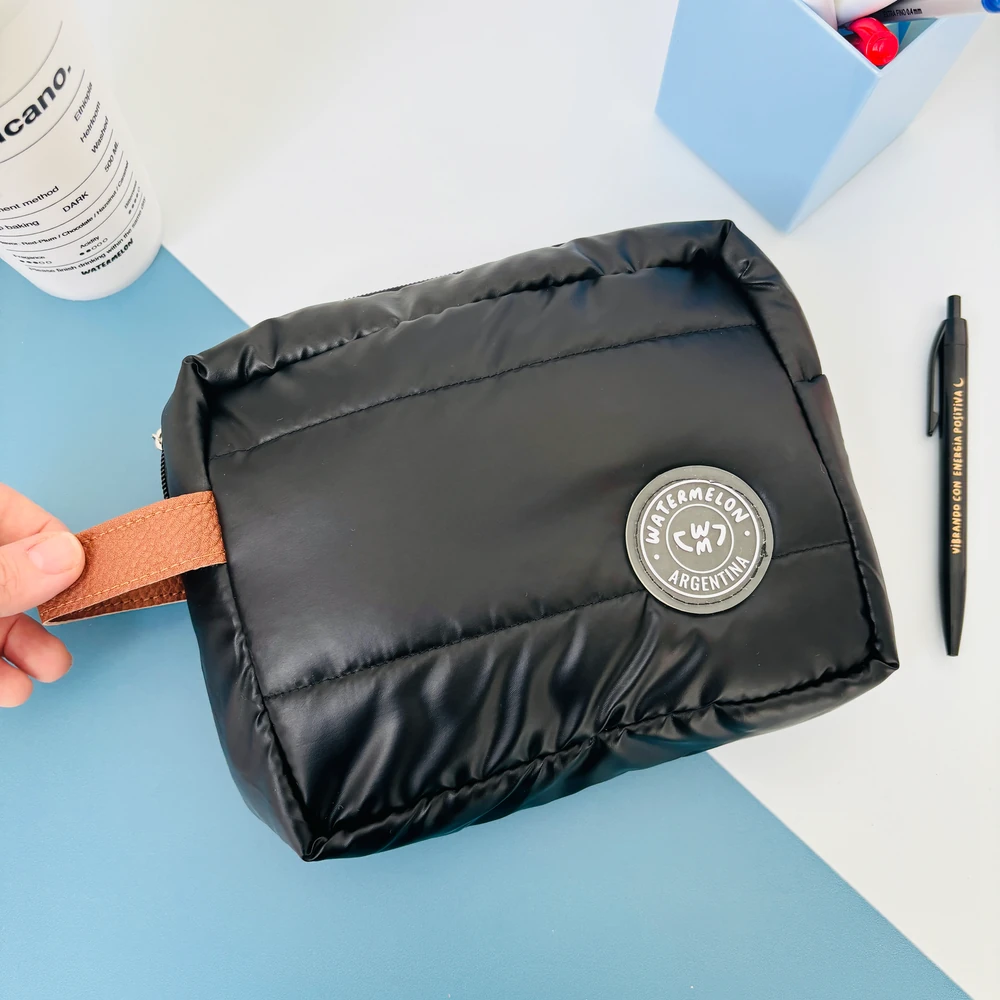 Bolsito matelasse impermeable negro BRILLOSO