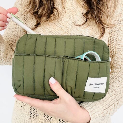 Necesser de matelasse con dos bolsillos VERDE OLIVA