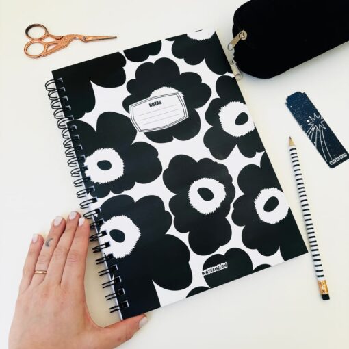 Cuaderno universitario Flores blanco y negro